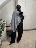 PULL CAPE ASYMÉTRIQUE EN MAILLE GRIS