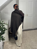 PULL CAPE ASYMÉTRIQUE EN MAILLE MARRON