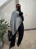 PULL CAPE ASYMÉTRIQUE EN MAILLE GRIS