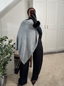 PULL CAPE ASYMÉTRIQUE EN MAILLE GRIS